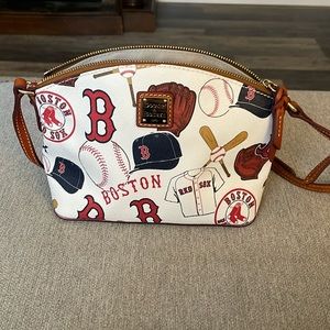 ⚾️Dooney and Bourke Boston Red Sox Crossbody Bag and wristlet.
